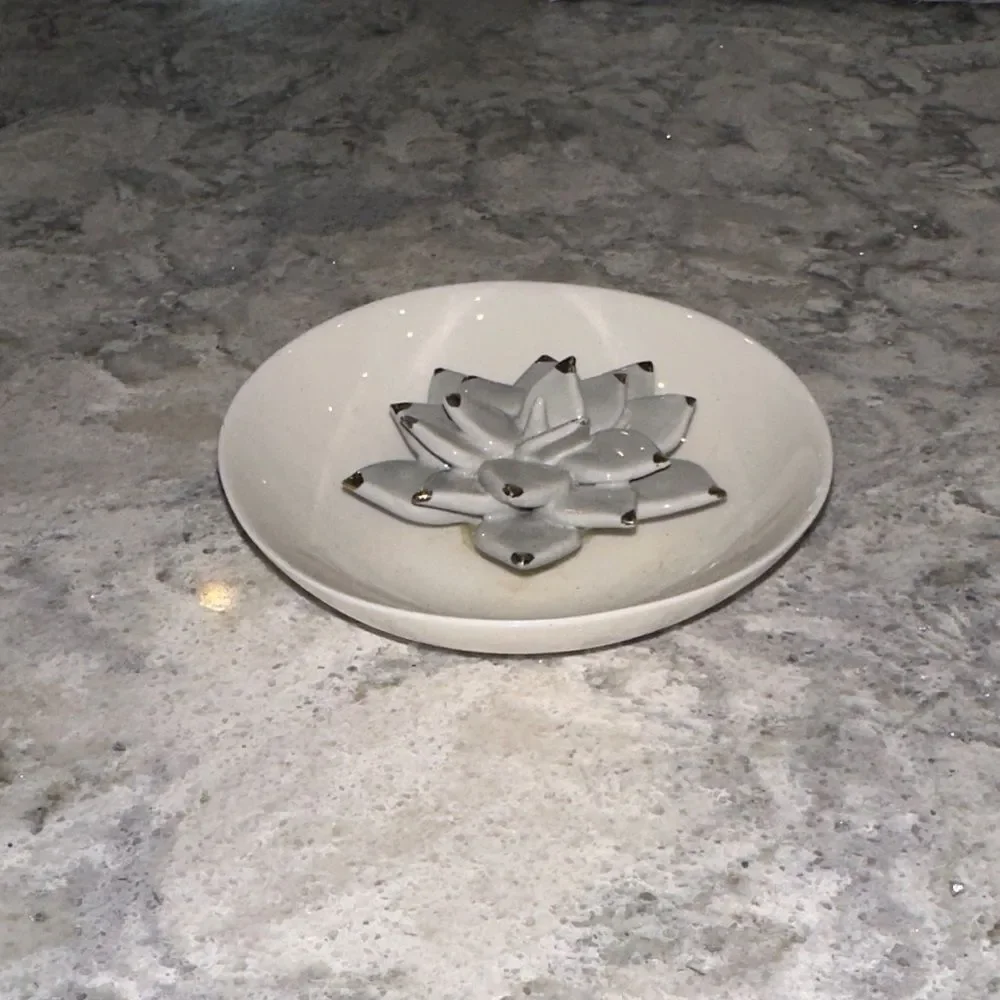 ✨ Ceramic Lotus Jewelry Dish – 4.25” Diameter